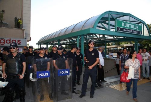 policias-turcos-contra-besos-metro-ankara